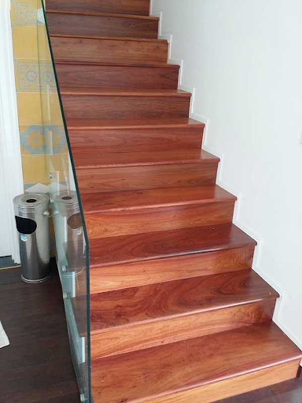 mẫu cầu thang ốp gỗ
