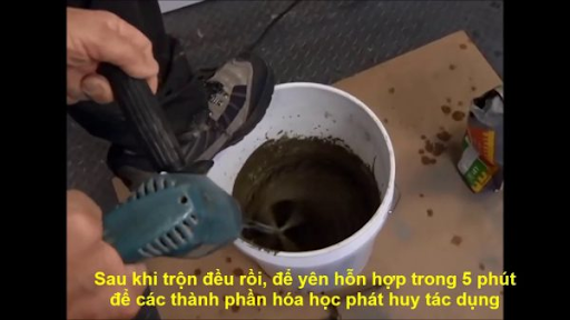 trộn keo thi công dán gạch