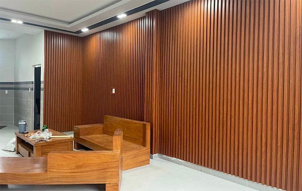 vách ngăn nhựa giả gỗ