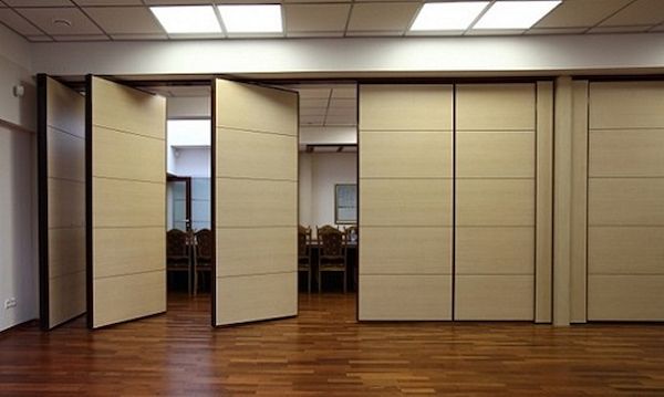 vách ngăn nhựa giả gỗ