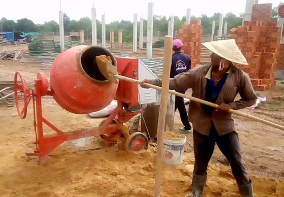 cach tron xi mang voi cat 2